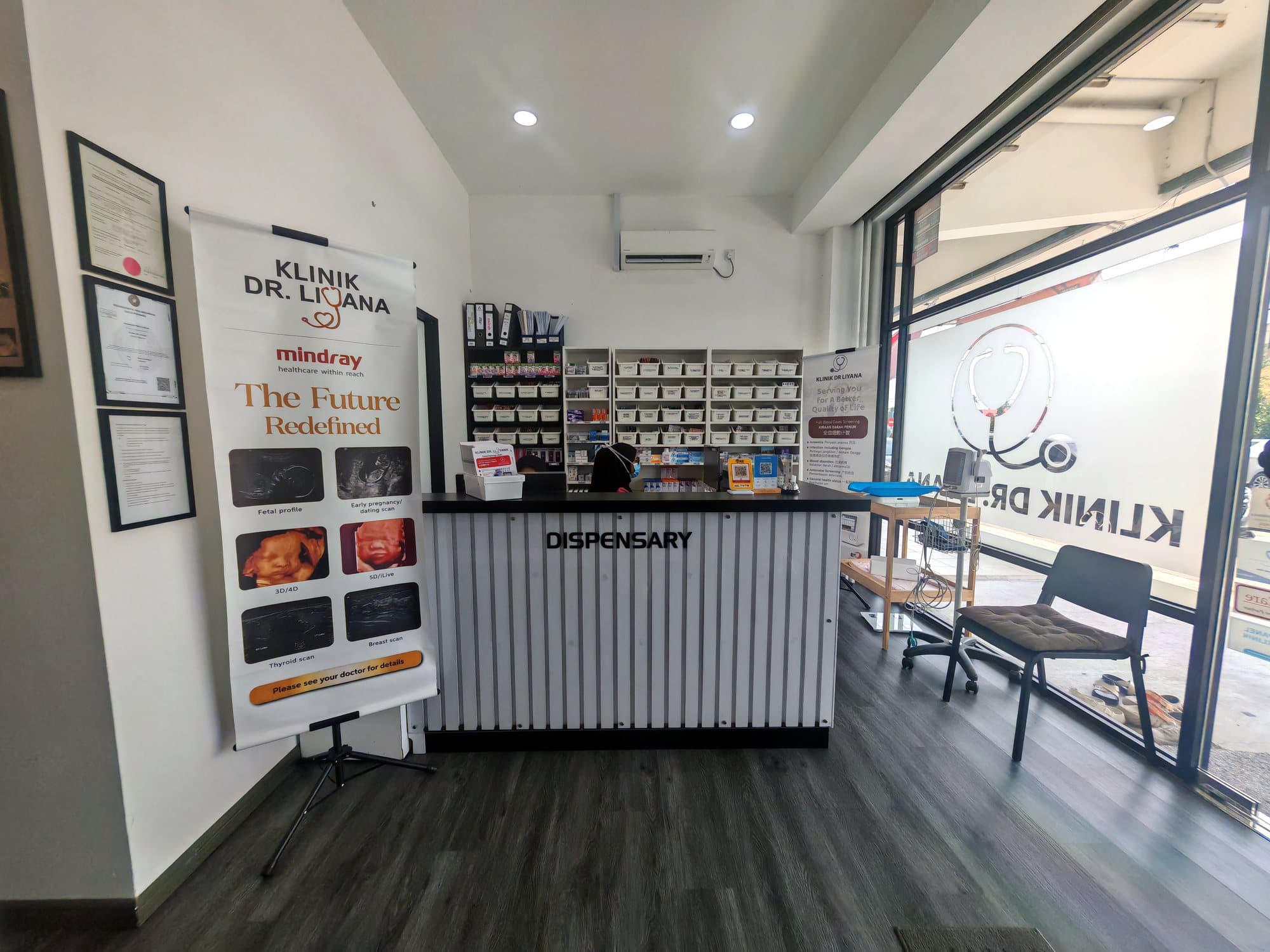 Kaunter pendaftaran dan farmasi Klinik Dr. Liyana