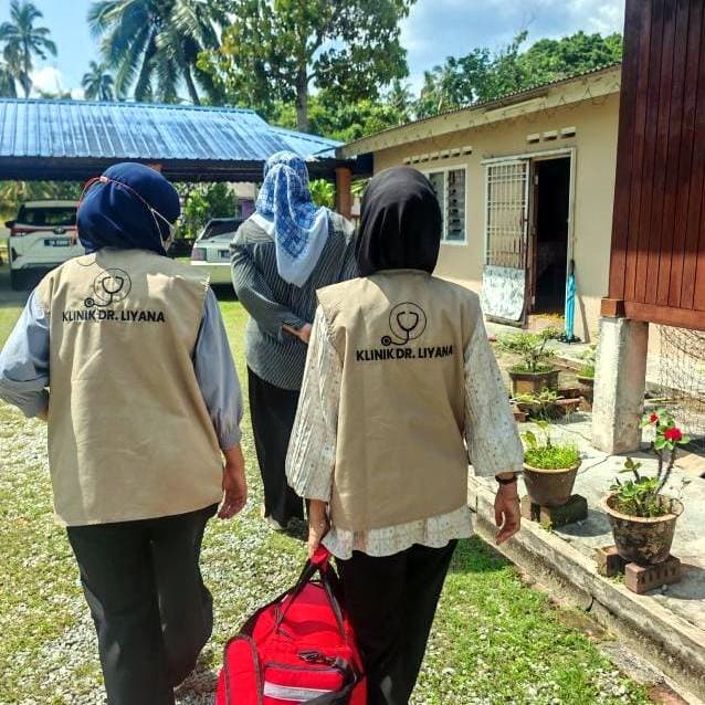 Pasukan Klinik Dr. Liyana dalam perjalanan ke lawatan rumah