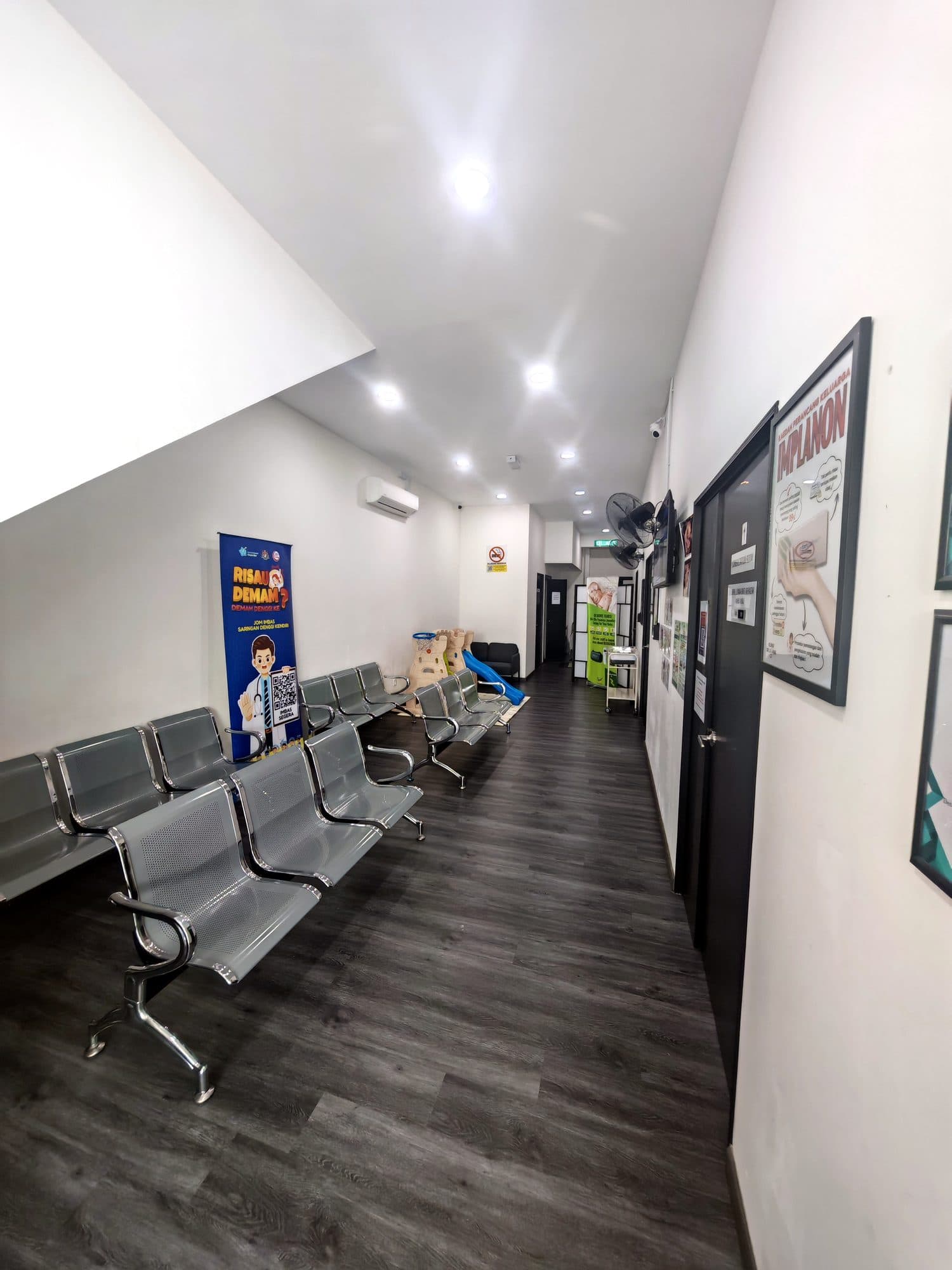Ruang menunggu Klinik Dr. Liyana